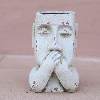 أصيص مصنوع من اكسيد الماغنسيوم- تمثال مغطيًا فمه